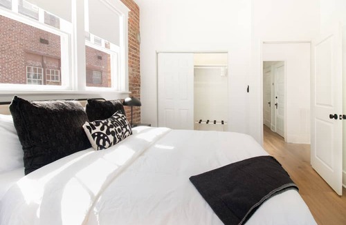 East of Broadway Apartment | Modern Loft in Lively SoMa Downtown