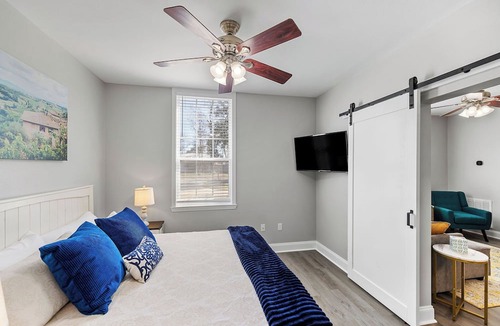 Hammond Apartment | King Bed-Large Living Room-Pool-Hot Tub