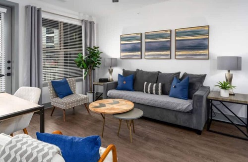 Crestline Heights Apartment | Grandview Apartment: Shops, Restaurants Nearby!