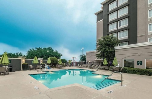 Arlington Hotel | 2 Double Beds, La Quinta Inn, Free Breakfast & Pool Relaxation Near Six Flags