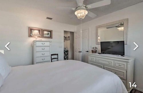 Venice Condo | Walk to beach-great Venice island location! Close to Sharkey's and the pier.
