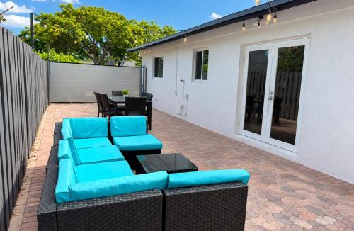 North Andrews Gardens House | Fun Pool Home with ping pong near Beaches and Airport