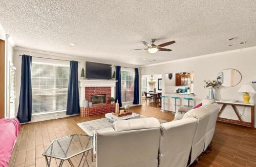 South Arlington House | Kennedale Home with Private Year Round Hot Tub Game Room Sleeps 10
