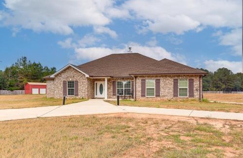Satsuma House | Screened-In Patio & Trampoline: Creola Getaway!