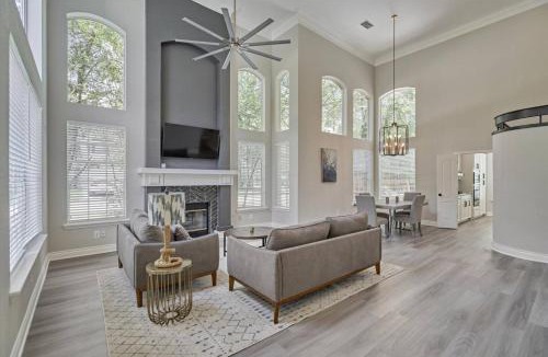 The Woodlands House | Woodlands Contemporary 4BR3Bath with heated Pool and Spa