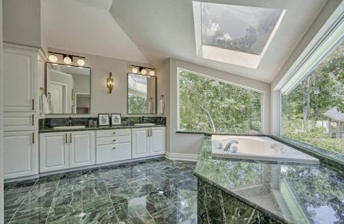 The Woodlands House | Woodlands Contemporary 4BR3Bath with heated Pool and Spa
