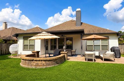 Indian Springs House | The Woodlands 4BR 3BA One Story Retreat w Dual Shower, EV Friendly, Baby Crib, and Grill
