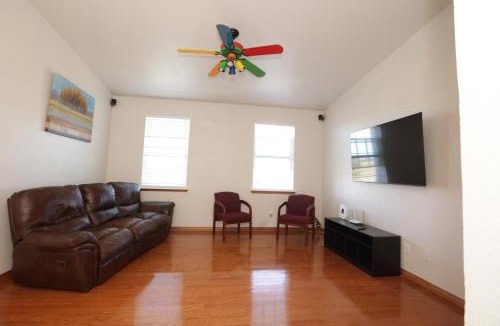 Waxahachie House | Large 5-Bedroom Farmhouse with Barn in Waxahachie Perfect for Families and Groups