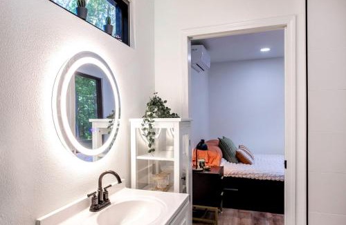 Livingston House | Minimalist Luxury: Fully Equipped Modern Container, Hidden Getaway near Lake Livingston, TX