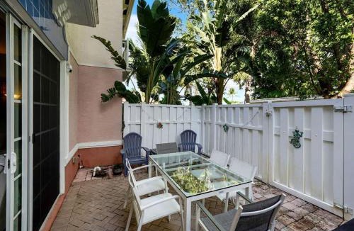 Cypress Point Villa | Modern Gated Townhouse with Heated Pool Access Near Beaches – Pompano Beach, Florida