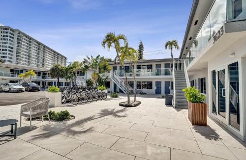 Galt Mile Hotel | Ocean Blvd King Suite with Kitchenette at The Botanica