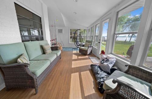 Murchison House | Sunset Cove Cottage- Lakefront With Bar Loft Sunroom & Pier