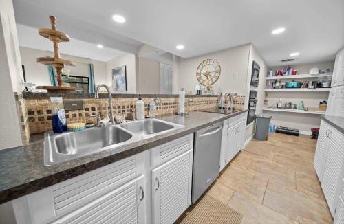 Murchison House | Sunset Cove Cottage- Lakefront With Bar Loft Sunroom & Pier