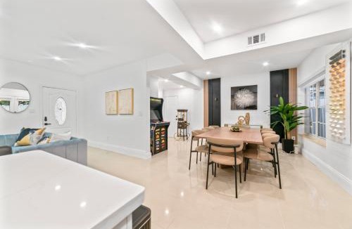 North Miami House | Resort-Style Miami Home Pool Sauna & Jaccuzi