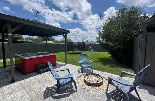 Plano House | Stunning 4BR 2BA Hot Tub Cozy Holiday Home in Plano