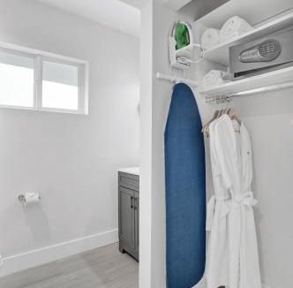 Galt Mile Hotel | Ocean Blvd King Suite in Fort Lauderdale