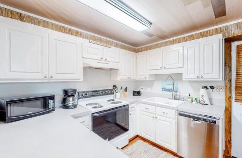 Biltmore Beach House | Charming cottage with enclosed yard patio private hot tub washer dryer