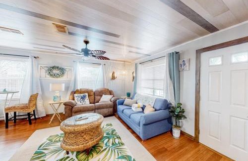Biltmore Beach House | Charming cottage with enclosed yard patio private hot tub washer dryer