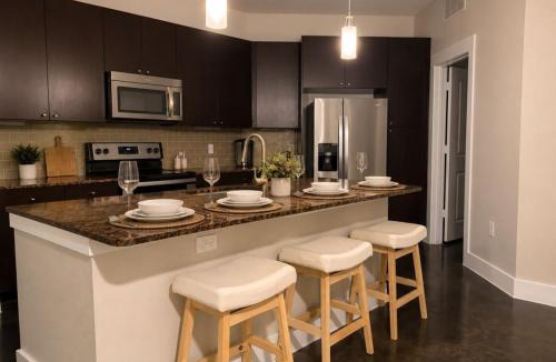 Las Colinas Apartment | Chic 2BR Lakeside Family I Getaway King Pool Gym