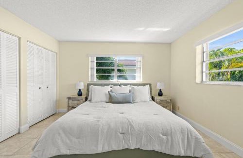 Palm Beach Shores Apartment | Steps To Beach! 4 Condos In 1- Perfect For Groups