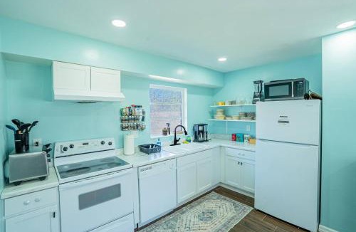 Gulf Gate Estates House | Siesta Key Hot Tub Cottage, Sleeps 6 Kid Friendly
