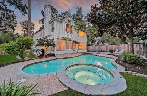 The Woodlands House | The Woodlands Gem with Heated Pool & Spa, EV Friendly, Baby Crib