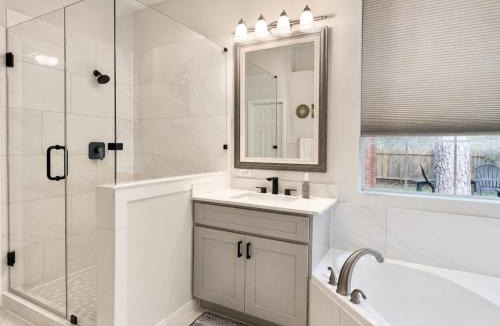 Alden Bridge House | The Woodlands 3BR 1-Story Retreat w Open Kitchen, Grill, and Baby Friendly