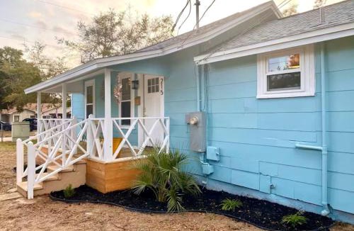 South Pensacola Villa | The Cozy Cottage- Close to Everything!