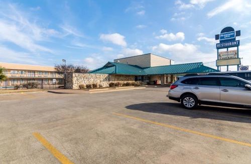 South Arlington Hotel | Rodeway Inn Arlington Entertainment District Area