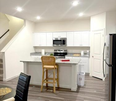 Weston Apartment | Luxury Suites 5-Bed Room 4-Bath