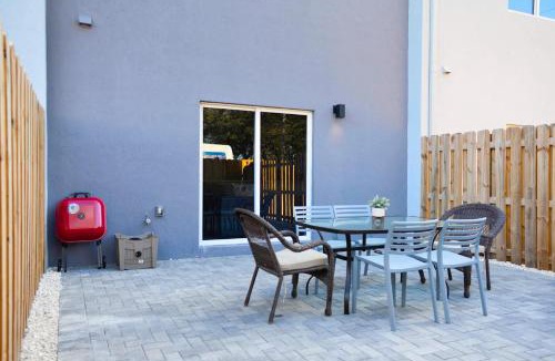 Golden Glades Apartment | Family-Friendly Townhouse Getaway Near Top Attractions