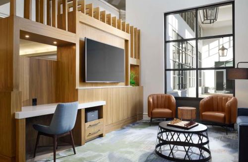 Kenner - Louis Armstrong International Airport Hotel | Hilton New Orleans Airport