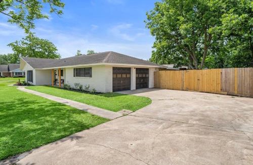 Deer Park House | Pool 5 Star Large Deer Park home Super Host