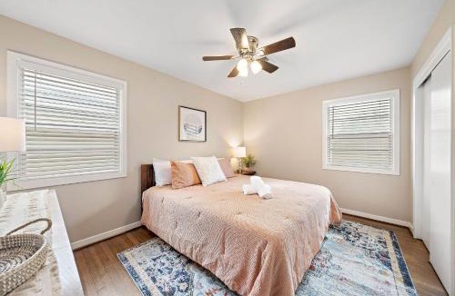 Deer Park House | with Arcade and Covered Patio Sleep 9 in this 4 Bedroom 2 Bath Home 5 star host Deer Park TX