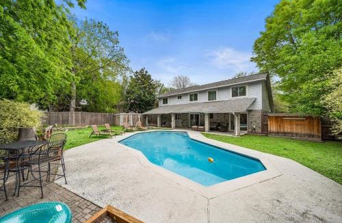 Barker House | Houston Pool Retreat WiFi Yard BBQ Games TVs