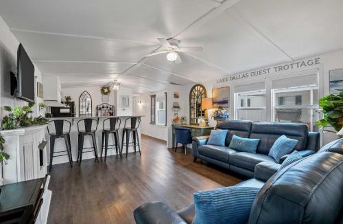 Lake Dallas House | Near Water: Lake Dallas Home w/Furnished Patio!