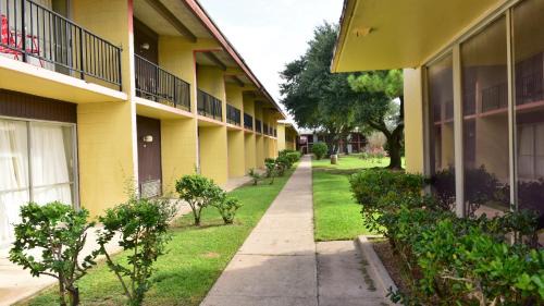 Lawndale/ Wayside Hotel | Red Carpet Inn
