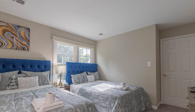 Stunning Vacation Home /Screen Room/Private Theatre/Fire pit in Fairfax