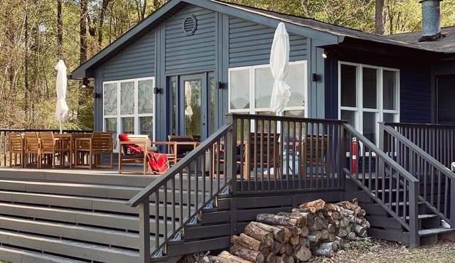 Designer Lake Home on Lay Lake- Stand Up Paddleboards + Canoe included!Sleeps 10 in Sylacauga