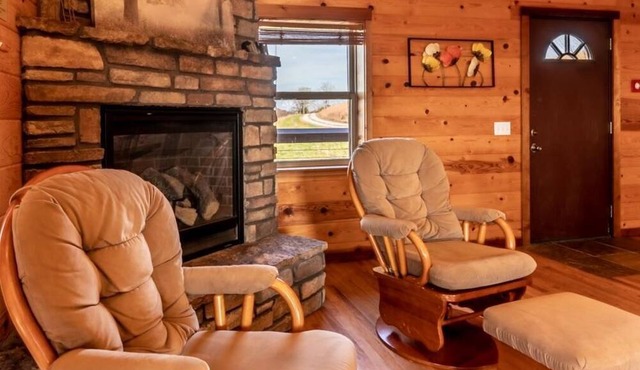 Mountain Sunset Cabin w/Hot Tub in Ponca