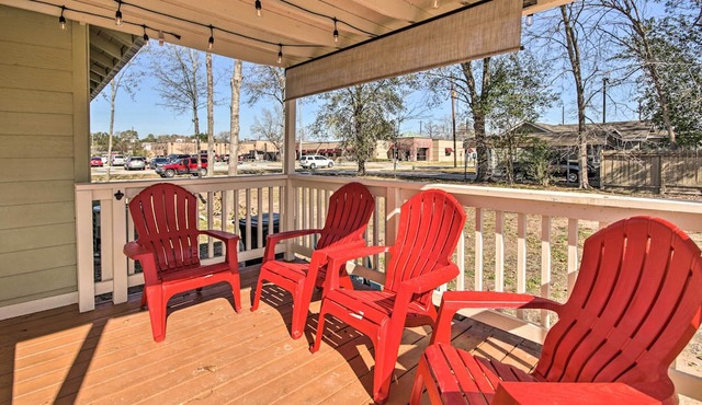Charming Country Cottage, Walk to Main Street!
