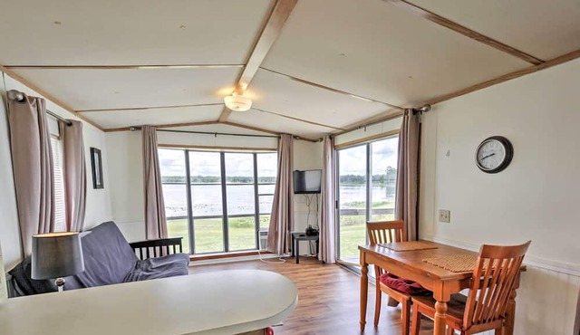 Cozy Lakefront Home in Ocala w/Deck, Grill + A/c!