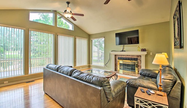 2-tier Deck & Boat Parking: Lake Hamilton Home