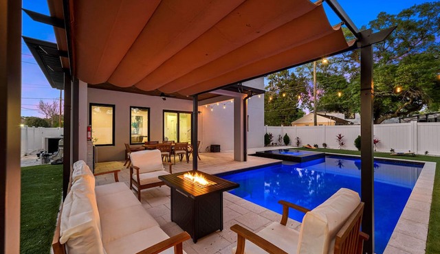 Luxury Tampa Home w/Pool, Jacuzzi & Amenities