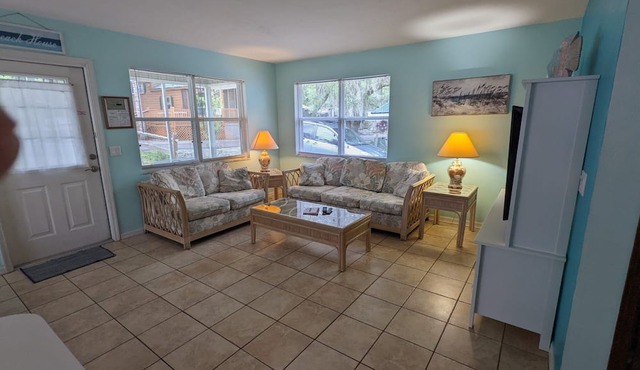 Cottage resort in Ocala National forest with pool, lake for boats, hiking trails in Salt Springs