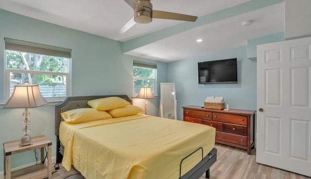 Private Cozy Sarasota Home 3 Bedroom Home by RedAwning