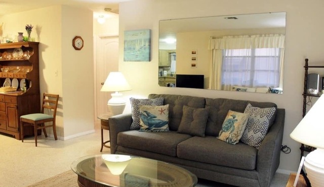 Cozy - Weekly 2 Bedroom Home by Redawning