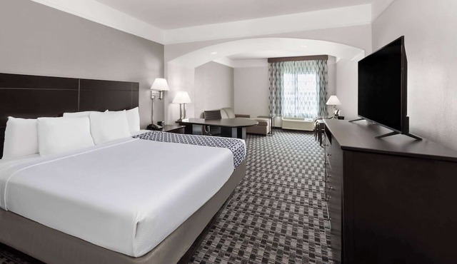 La Quinta Inn & Suites by Wyndham Deer Park