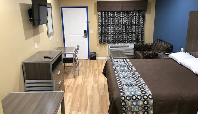 Deluxe Inn & Suites Baytown