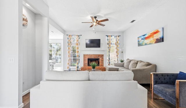 Bright & Cozy 4BR Home w Movie Room & Backyard